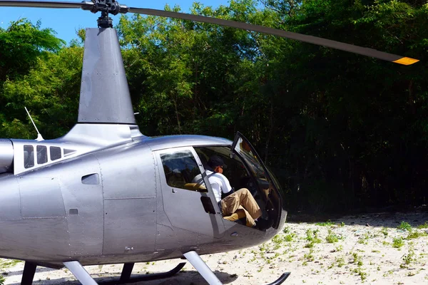 観光ヘリコプター Saona ドミニカ共和国の島に上陸し 砂浜に車を停め — ストック写真