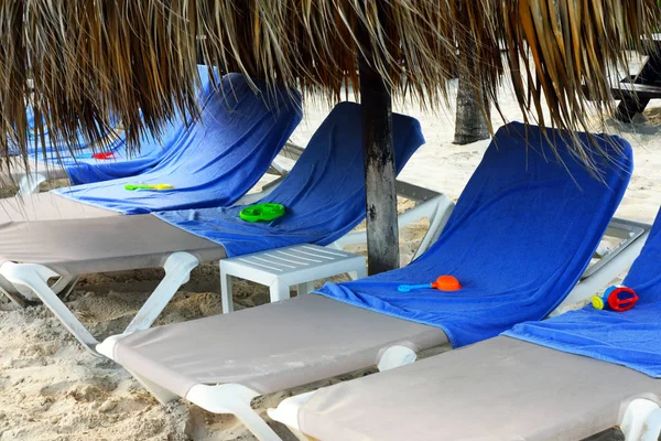 Çocukların oyuncakları havlu üzerinde ve Sahilde şezlong Punta Cana, Dominik Cumhuriyeti - Bu yerleri işgal anlamına gelir başvurmak.