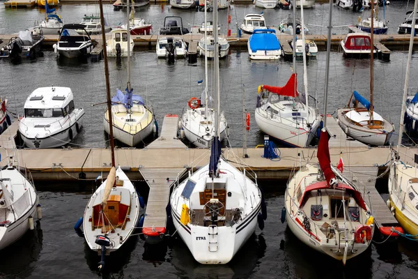 Många Yachter Och Segelbåtar Förtöjda Vid Kajen Parkeringen — Stockfoto
