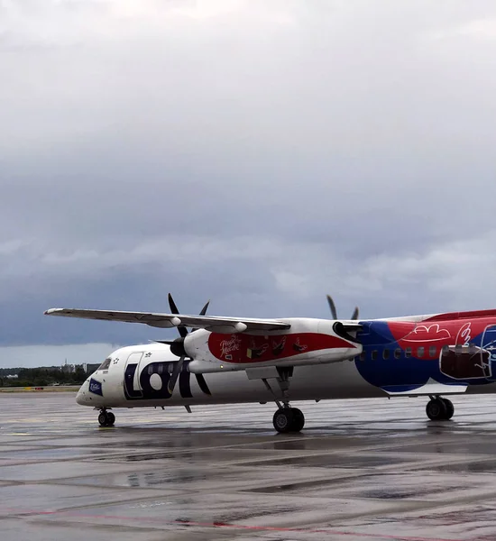 Aviões Passageiros Antes Descolagem Aeródromo Tempo Chuvoso Nublado — Fotografia de Stock