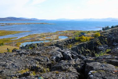 Vadi, volkanik hataları Thingvellir Milli Parkı'nda (Thingvellir), İzlanda tarafından sağlam doğal görünümü.