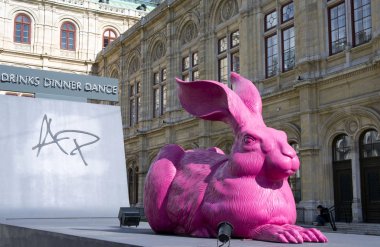Viyana, Avusturya, Mart 2018. Viyana Opera yakınındaki Albertina restaurant Passage kutsal Paskalya günlerinde arka plan üzerinde büyük dekoratif pembe tavşan.