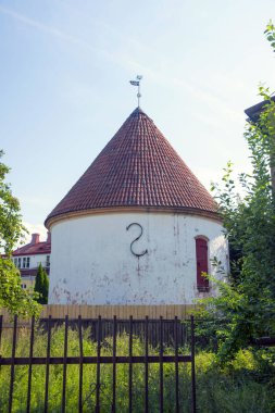 P eteklerinde unutulmuş ve iyi giyimli landmark? rnu, Estonya - Kızıl kule. En eski mimari anıt ve sur.