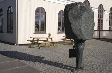 Reykjavik, İzlanda, Eylül 2018. İlginç bir cazibe taş onun kafasında bir adam. Bu resmi bir bilinmeyen bir anıtıdır.