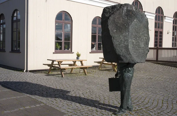 Reykjavik, İzlanda, Eylül 2018. İlginç bir cazibe taş onun kafasında bir adam. Bu resmi bir bilinmeyen bir anıtıdır.