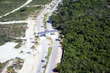 Yukarıdan görüntüleyin. Yolun, denetim noktası bölge, Punta Cana, Dominik Cumhuriyeti iki parçaya böler: milli park ve sahil kum ve palmiye ağaçları ile. Kontrast.