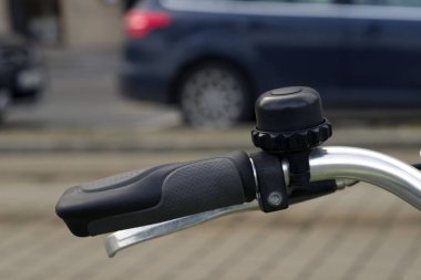 Siyah kauçuk handleat Bisiklet ve bell dümen. Yakın çekim. Kentin ekolojik Taşımacılık/Nakliyat giderek daha popüler hale geliyor.