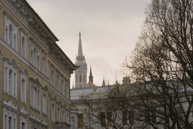 Matthias Budapeşte Katolik Kilisesi'nde spire sıradışı görünümü. Macar başkentinin muhteşem mimarisi.