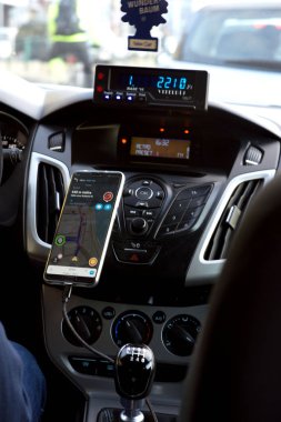 Budapeşte, Macaristan, Şubat 2019. Araba iç, Pano ve yönlendirmek içinde hareket eden telefon. Araba ile seyahat.