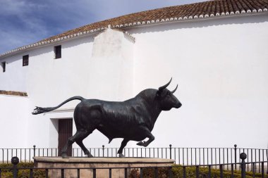 Ronda, İspanya, Şubat 2019. Plaza de Toros, Ronda dairesel arenasında ana girişinde boğa anıt. Rhonda - İspanyol boğa güreşi doğum yeri.