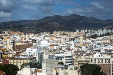 İspanyol şehir Malaga bir yükseklikten görünümünü. Konut, dağlar, bulutlu bir gökyüzü arka plan üzerinde manzaraları.