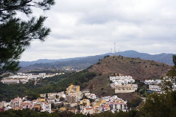 View of the mountains and the Spanish city of Malaga from the observation deck of the fortress of Gibralfaro. Spain, Andolusia, Costa de Sol. Sky, mountains and buildings on a cloudy day. — Stock Photo, Image