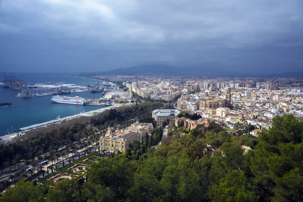 Malaga, Spain, February 2019. Panorama of the Spanish city of Malaga. Buildings, port, bay, ships  against a cloudy sky. Dramatic sky over the city. Beautiful view. — Stock Photo, Image