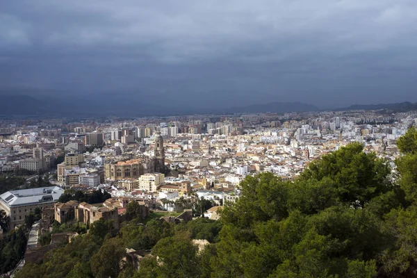 Malaga, Espanja, helmikuu 2019. Espanjan Malagan kaupungin panoraama. Rakennuksia pilvistä taivasta vasten. Dramaattinen taivas kaupungin yllä. Kaunis näkymä . — kuvapankkivalokuva