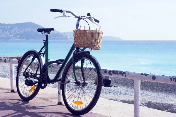 Старий іржавий велосипедів з плетеними кошику на тлі бірюзове море. Теплий сонячний день в Ніцці, Франція. — стокове фото