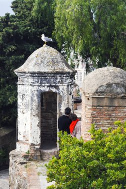 Malaga, İspanya, Şubat 2019. Antik taş duvarlar Gibralfaro Arap Kalesi. Malaga, İspanya'nın Simgesel Yapı. Güzel manzaralı bir tepede Mağribi Kalesi.