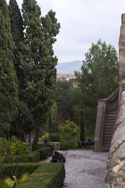Malaga, Spanyolország, 2019 február. A régi lépcsőház, a belső udvar az ágyút, és az ősi falak Arab vár Gibralfaro. Mérföldkő a Malaga, Spanyolország. — Stock Fotó