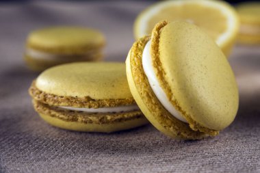 Limon sarısı macaroons - lezzetli Fransız tatlı. Yakın çekim.