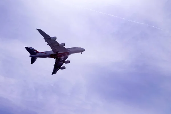 Nice, França, março de 2019. A Emirates Airlines pousa grande avião de passageiros cinza. Avião numa névoa azul contra o céu . — Fotografia de Stock