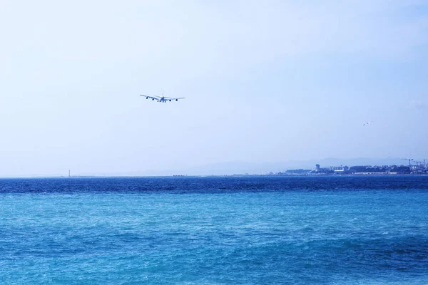 Nice, France, mars 2019. Le gros avion de ligne gris Emirates Airlines atterrit. Avion dans une brume bleue contre le ciel . — Photo