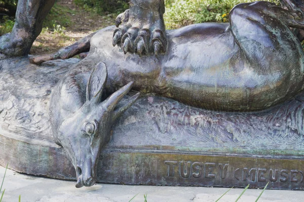 Nice, Francie, v březnu 2019. Socha Tusey (Meuse), pěkný. Postava lvice tlapky rozdrtil antilopa v Albert parku 1 Promenade des Anglais. Cote d'Azur. Detaily. — Stock fotografie