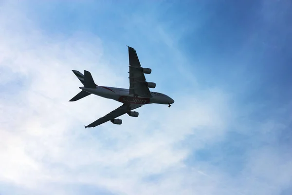 Nice, France, mars 2019. Le gros avion de ligne gris Emirates Airlines atterrit. Avion dans une brume bleue contre le ciel . — Photo