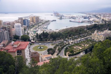 Malaga, İspanya, Şubat 2019. Malaga İspanyolca şehir panoraması. Binalar, bağlantı noktası, bay, gemi ve bulutlu bir gökyüzü karşı dağlar. Şehrin üzerinde dramatik gökyüzü. Harika bir manzara.