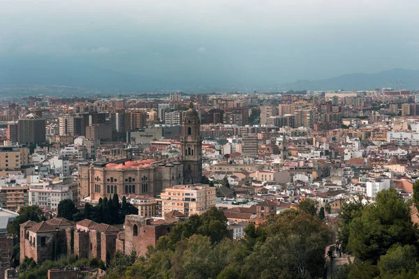 Malaga, Spain, February 2019. Panorama of the Spanish city of Malaga. Buildings  against a cloudy sky. Dramatic sky over the city. Beautiful view. — Stock Photo, Image