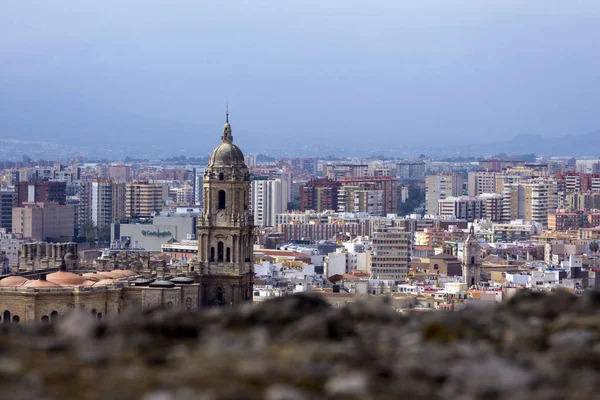 Malaga, Spain, February 2019. Panorama of the Spanish city of Malaga. Cathedral of Malaga. Buildings against a cloudy sky. Dramatic sky over the city. Beautiful view. — Stock Photo, Image