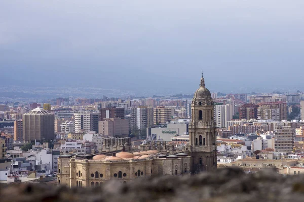 Malaga, Spain, February 2019. Panorama of the Spanish city of Malaga. Cathedral of Malaga. Buildings against a cloudy sky. Dramatic sky over the city. Beautiful view. — Stock Photo, Image