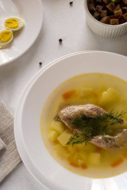 Lezzetli kokulu çorba bıldırcın suyu tabak yemek bir beyaz dayalı. Dilim et, Bıldırcın yumurta, dereotu, bulgur, biber ve kraker - bir kullanışlı ve basit yemek. Türk mutfağı.