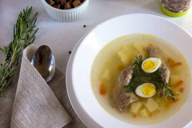 Lezzetli kokulu çorba bıldırcın suyu tabak yemek bir beyaz dayalı. Dilim et, Bıldırcın yumurta, dereotu, bulgur, biber ve kraker - bir kullanışlı ve basit yemek. Türk mutfağı.