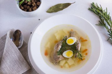 Lezzetli kokulu çorba bıldırcın suyu tabak yemek bir beyaz dayalı. Dilim et, Bıldırcın yumurta, dereotu, bulgur, biber ve kraker - bir kullanışlı ve basit yemek. Türk mutfağı.