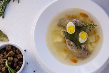 Lezzetli kokulu çorba bıldırcın suyu tabak yemek bir beyaz dayalı. Dilim et, Bıldırcın yumurta, dereotu, bulgur, biber ve kraker - bir kullanışlı ve basit yemek. Türk mutfağı.