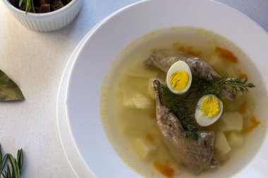 Lezzetli kokulu çorba bıldırcın suyu tabak yemek bir beyaz dayalı. Dilim et, Bıldırcın yumurta, dereotu, bulgur, biber ve kraker - bir kullanışlı ve basit yemek. Türk mutfağı.