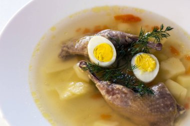 Lezzetli kokulu çorba bıldırcın suyu tabak yemek bir beyaz dayalı. Dilim et, Bıldırcın yumurta, dereotu, bulgur, biber ve kraker - bir kullanışlı ve basit yemek. Türk mutfağı.