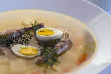 Lezzetli kokulu çorba bıldırcın suyu tabak yemek bir beyaz dayalı. Dilim et, Bıldırcın yumurta, dereotu, bulgur, biber ve kraker - bir kullanışlı ve basit yemek. Türk mutfağı.