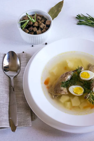 Lezzetli kokulu çorba bıldırcın suyu tabak yemek bir beyaz dayalı. Dilim et, Bıldırcın yumurta, dereotu, bulgur, biber ve kraker - bir kullanışlı ve basit yemek. Türk mutfağı.