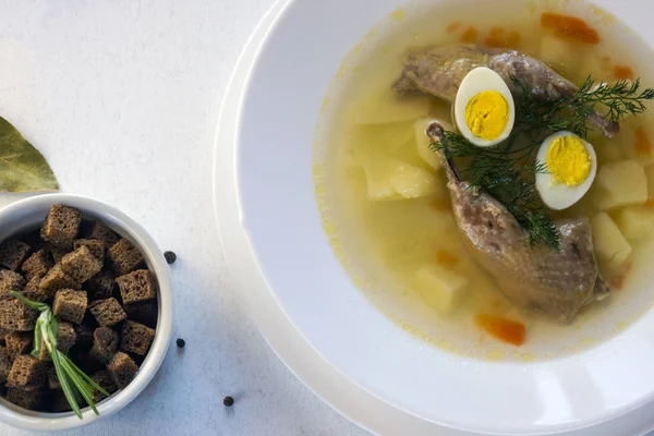 Lezzetli kokulu çorba bıldırcın suyu tabak yemek bir beyaz dayalı. Dilim et, Bıldırcın yumurta, dereotu, bulgur, biber ve kraker - bir kullanışlı ve basit yemek. Türk mutfağı.