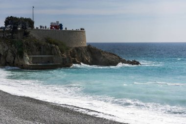 Güzel, Fransa, 2019 Mart. Güzel turkuaz deniz, dağlar kara sevdanın ve Promenade des Anglais'e sıcak güneşli bir günde çıkabilir. 