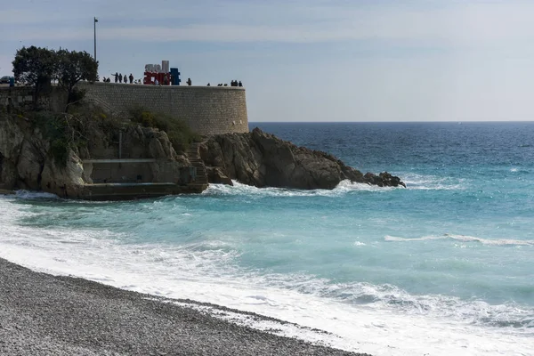 Nice, France, March 2019. Beautiful turquoise sea, mountains in the haze and the embankment of the Promenade des Anglais on a warm sunny day. — Stock Photo, Image