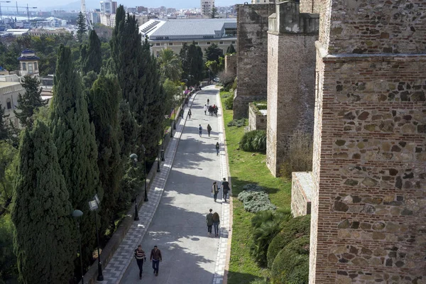 Málaga, España, febrero de 2019. La fortaleza de Alcazaba es una fortificación árabe en el Monte Gibralfaro en Málaga española. Poderosas paredes de ladrillo de la fortaleza de Málaga en un cálido día soleado . — Foto de Stock