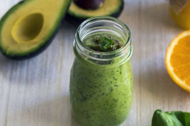 Dahil kalın besleyici smoothies: avokado, elma, muz, ıspanak, portakal suyu, bal, keten tohumu, nane ve zeytin yağı. Doğru beslenme. Sağlıklı yaşam tarzı.