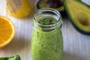 Dahil kalın besleyici smoothies: avokado, elma, muz, ıspanak, portakal suyu, bal, keten tohumu, nane ve zeytin yağı. Doğru beslenme. Sağlıklı yaşam tarzı.