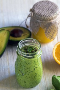 Dahil kalın besleyici smoothies: avokado, elma, muz, ıspanak, portakal suyu, bal, keten tohumu, nane ve zeytin yağı. Doğru beslenme. Sağlıklı yaşam tarzı.