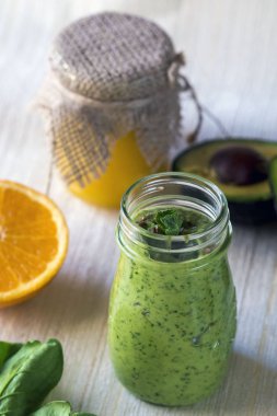 Dahil kalın besleyici smoothies: avokado, elma, muz, ıspanak, portakal suyu, bal, keten tohumu, nane ve zeytin yağı. Doğru beslenme. Sağlıklı yaşam tarzı.