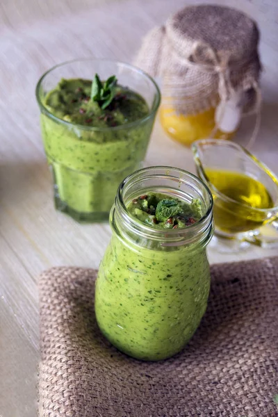 Frullati nutrienti di spessore, che includono: avocado, mela, banana, spinaci, succo d'arancia, miele, semi di lino, menta e olio d'oliva. Una corretta alimentazione. Stile di vita sano . — Foto Stock