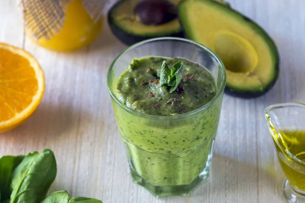 Dahil kalın besleyici smoothies: avokado, elma, muz, ıspanak, portakal suyu, bal, keten tohumu, nane ve zeytin yağı. Doğru beslenme. Sağlıklı yaşam tarzı.