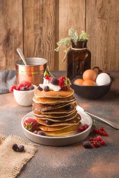 Delicious, only cooked sweet pancakes with frozen berries on a white plate. American traditional dish. High calorie and nutritious breakfast. — Stock Photo, Image