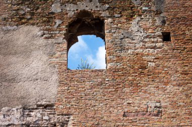 Alcazaba Kalesi, Ispanya 'nın Malaga kentinde Gibralfaro Dağı 'nda bir Arap kuvvetine sahiptir. Güçlü tuğla duvarlar. Gökyüzünü görebileceği pencere. Mahvetmek.